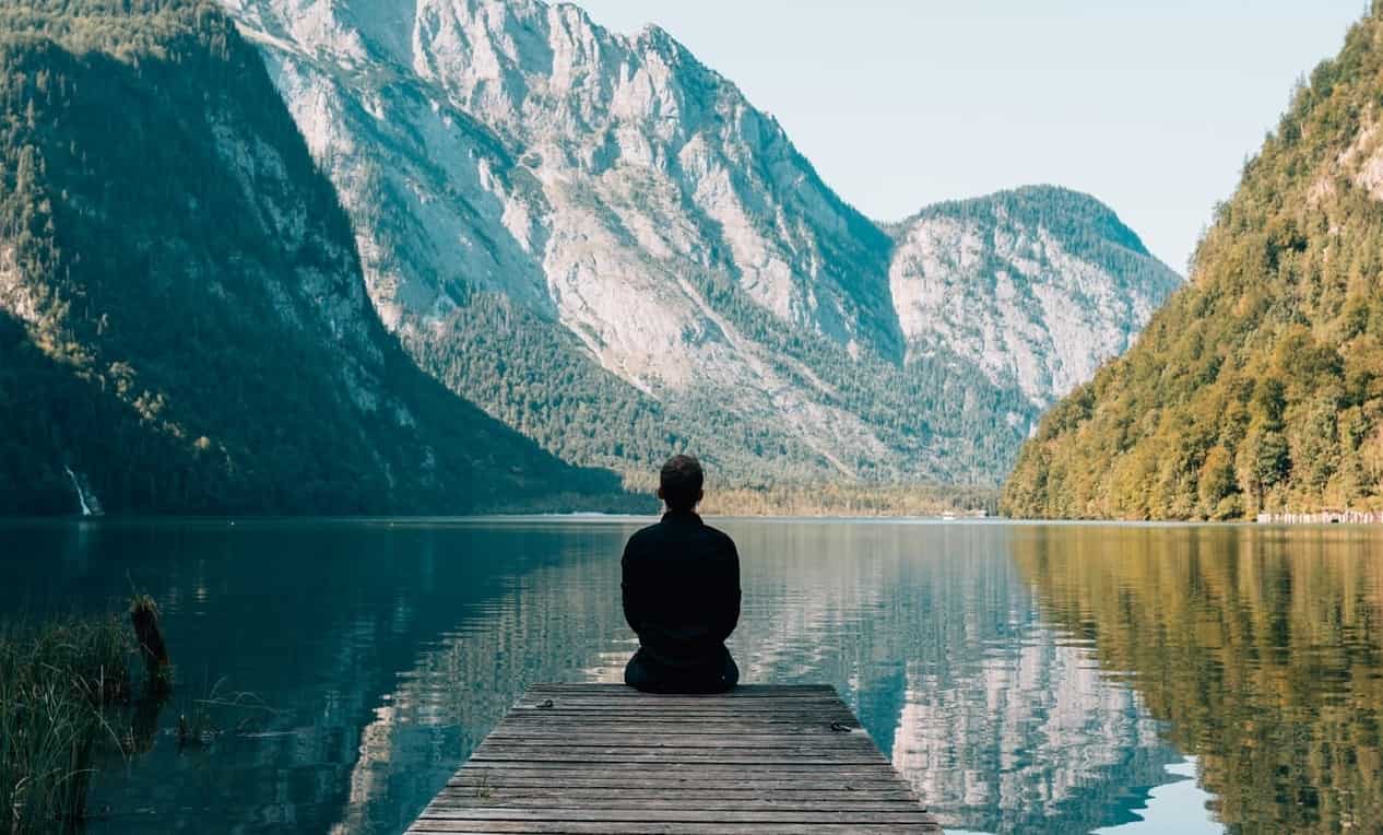 homme face à la montagne